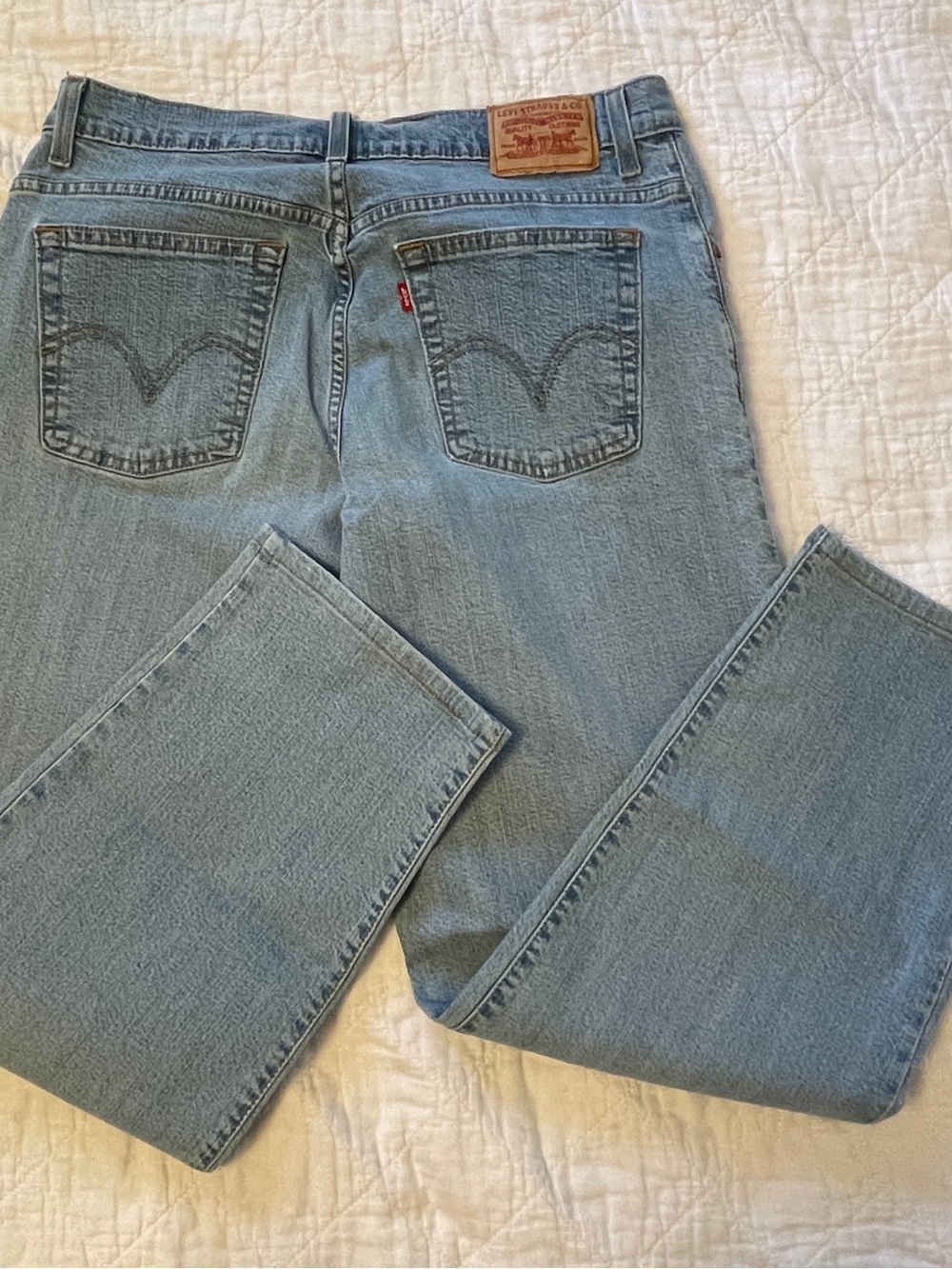 Y2K Vintage Women’s Levi's 550 relaxed fit jeans in a light wash Size 12L 32